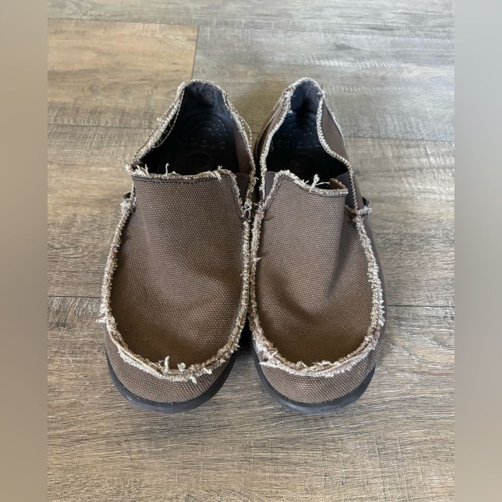 Crocs men’s size 7 brown distressed Santa Cruz loafer slip on shoes